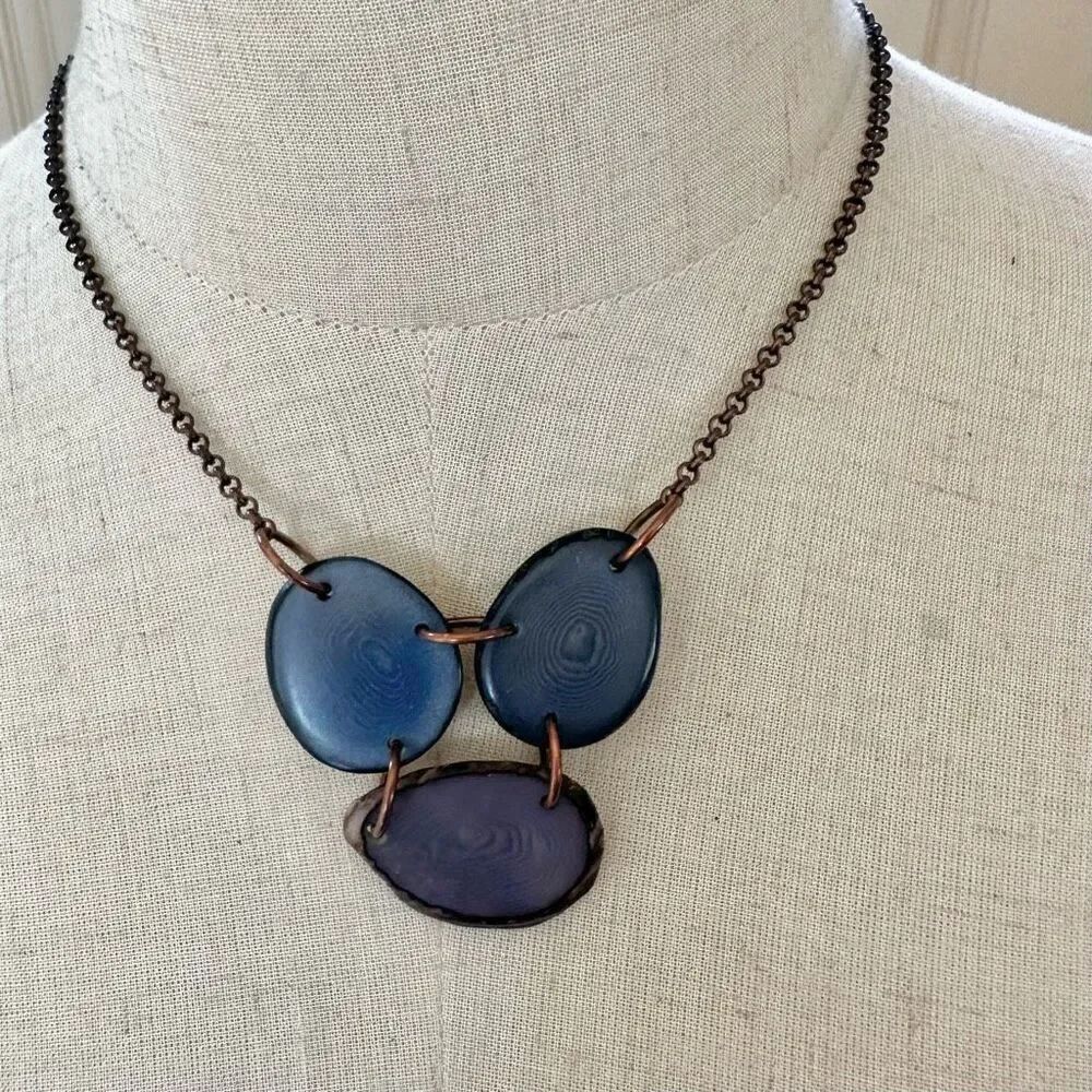Blue beaded pendant necklace